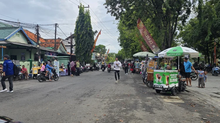 Warga Sumenep Manfaatkan Area Taman Bunga untuk Olahraga Sambil Berburu Takjil
