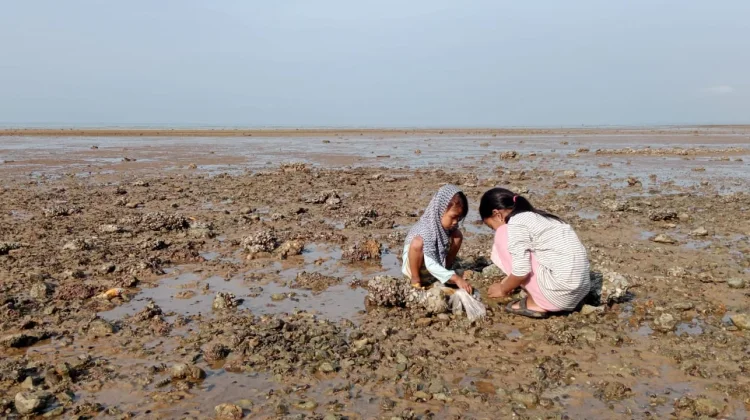 Pesona Ngabuburit di Pantai Pekandangan Sangra Bluto Sumenep