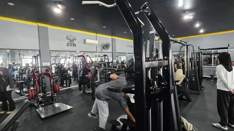 Warga Sumenep Manfaatkan Waktu Menjelang Buka Puasa Dengan Olahraga Gym