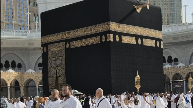 Semanis Kurma: Bagaimana Hukumnya Memanggil Haji ke Orang yang Umroh?