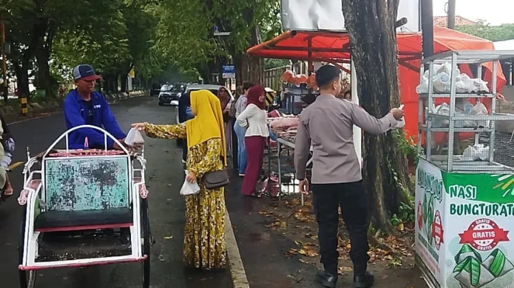 Berkah Ramadan, Kita Berbagi Sosial Bagikan Puluhan Nasi Bungkus Tjuan Akhirat