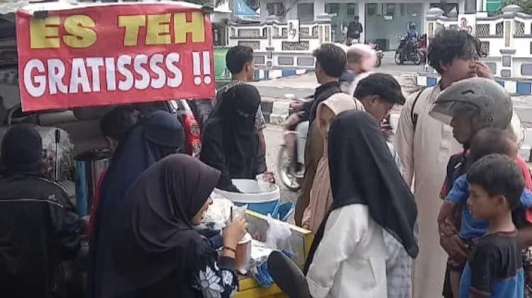 Berbagi Es Teh Gratis, Cara Sederhana Tebar Kebaikan di Ramadan