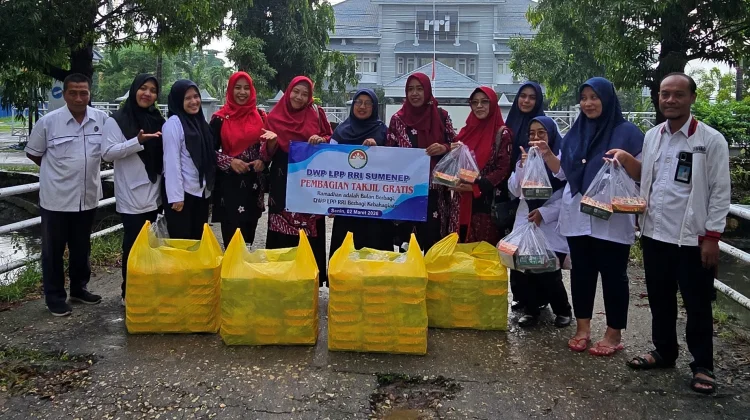 DWP RRI Sumenep Bagikan Ratusan Paket Takjil