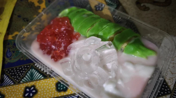Segar dan Mengenyangkan! Es Pisang Ijo Pilihan Menu Berbuka Puasa