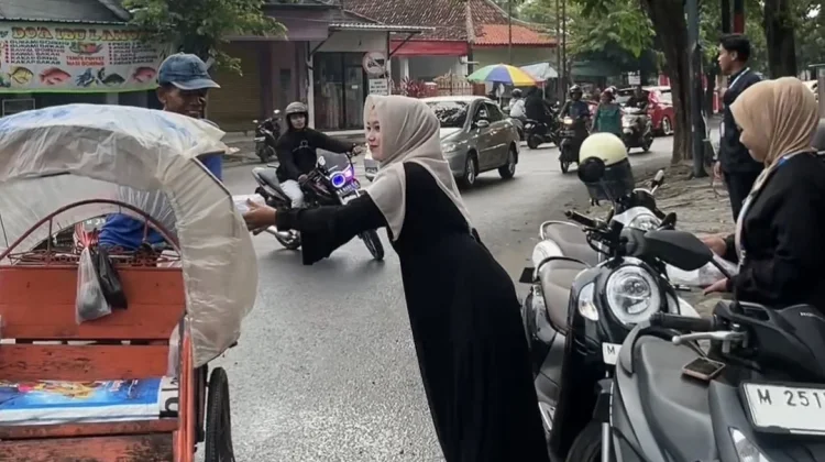 Siswa SMKN 1 Sumenep Bagikan Ratusan Paket Takjil bagi Warga Kota
