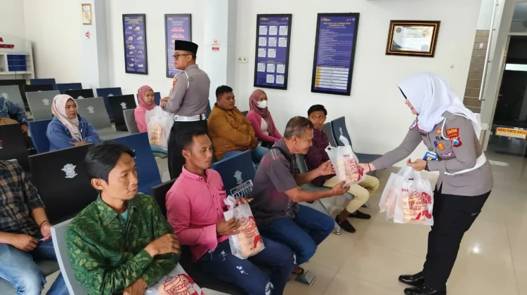 Polantas Sumenep Berbagi Takjil kepada Pemohon SIM