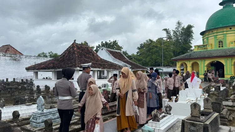 Polantas Sumenep Menyapa Pengendara di Area Asta Tinggi