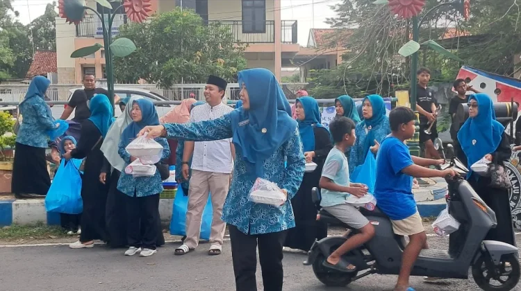 PKK Desa Pabian Bagi Takjil Diiringi Musik Daul