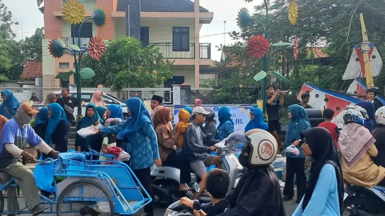 PKK Desa Pabian Bagi Takjil Diiringi Musik Daul