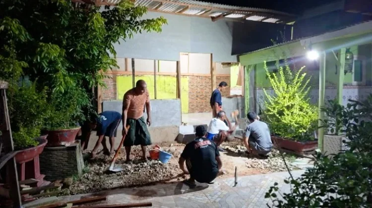 Gotong Royong di Malam Ramadan Masih Semangat
