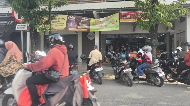 Toko Bahan Kue di Sumenep Dipadati Masyarakat Menjelang Lebaran