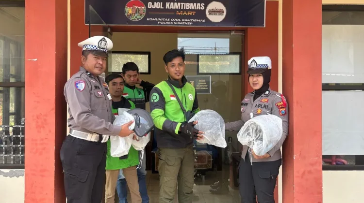 Polantas Sumenep Menyapa Ojol Bagikan Helm