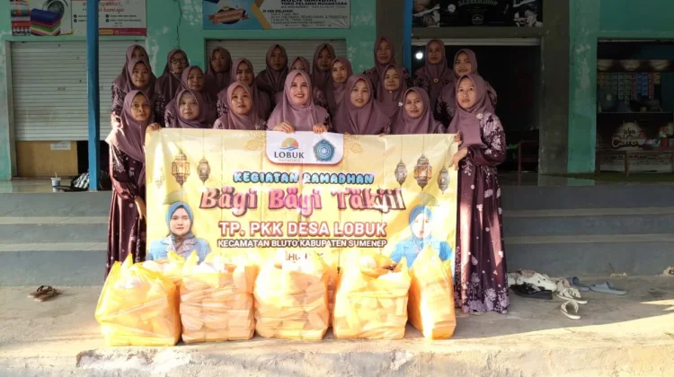 TP PKK Desa Lobuk Bluto Sumenep Gelar Aksi Bagi-Bagi Takjil