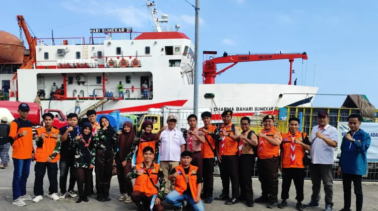 Pramuka Sumenep Terjunkan Personel Amankan Arus Mudik di Pelabuhan Kalianget