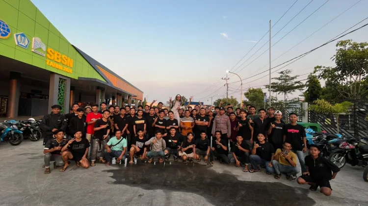 Komunitas Motor 2 Stroke Sumenep Bagi Takjil