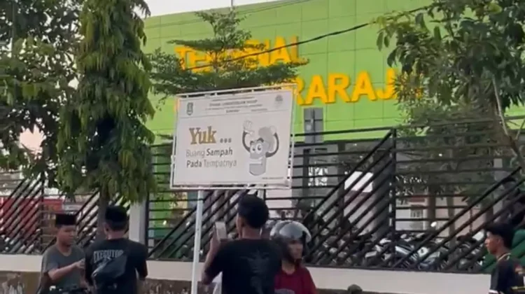 Komunitas Motor 2 Stroke Sumenep Bagi Takjil