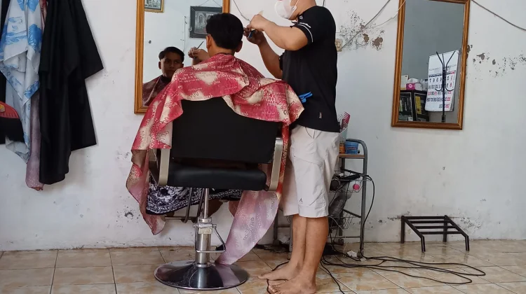 Berkah Ramadan, Jasa Pangkas Rambut di Bluto Ramai Pelanggan