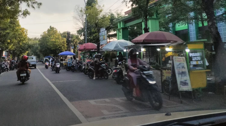 H-5 Lebaran, Deretan UMKM di Jalan MAN Sumenep Mendadak Sepi, Pedagang Mulai Khawatir