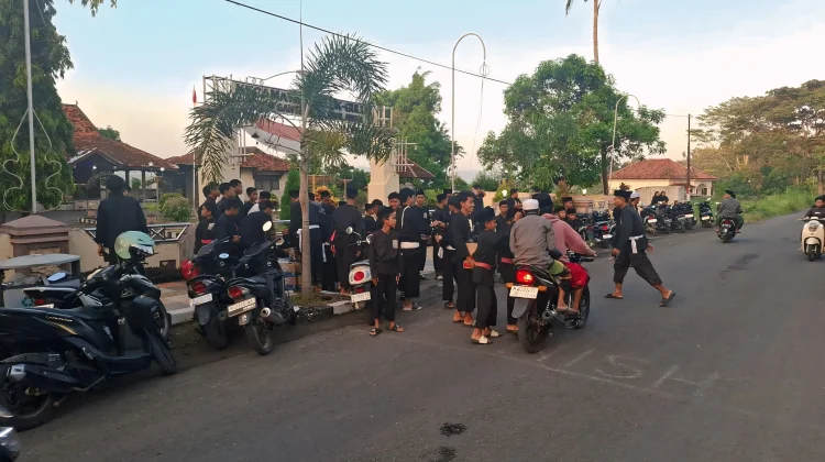 Ratusan Anggota SH Terate Guluk-Guluk Bagikan Ratusan Paket Takjil Gratis