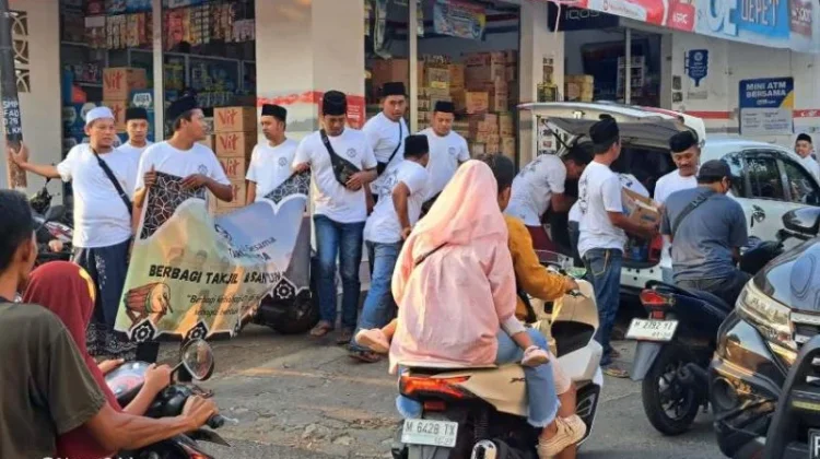 Taruna Muda Desa Pamolokan Bagikan Ratusan Paket Takjil Gratis Ramadan