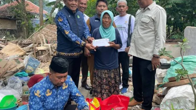 Dinas Sosial P3A Sumenep Salurkan Bantuan Darurat ke Korban Angin Kencang