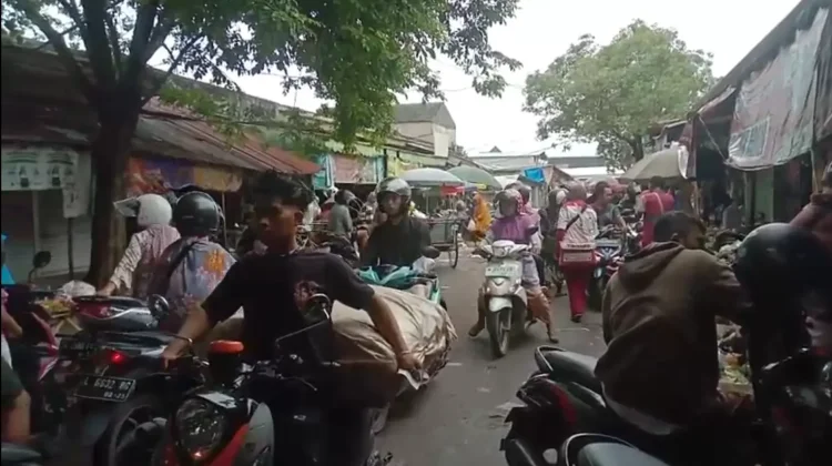 Pasar Anom Baru Sumenep Dipadati Pengunjung Menjelang Lebaran Idul Fitri