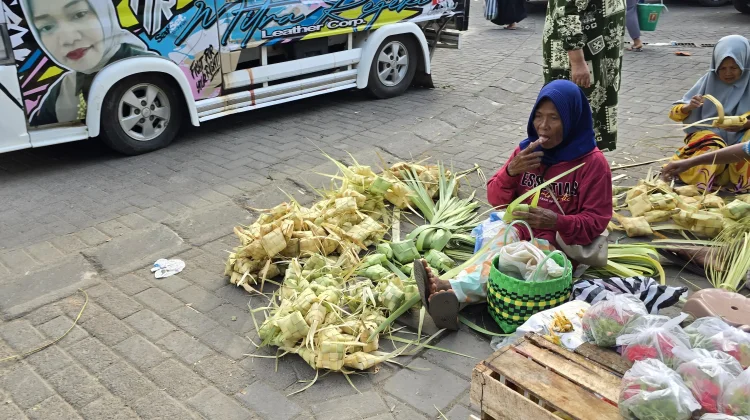 Pedagang Kulit Ketupat di Sumenep Raup Untung Menjanjikan jelang Lebaran