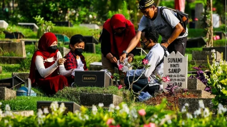 Nyekar setelah Salat Id, Tradisi Warga yang Tetap Dilestarikan