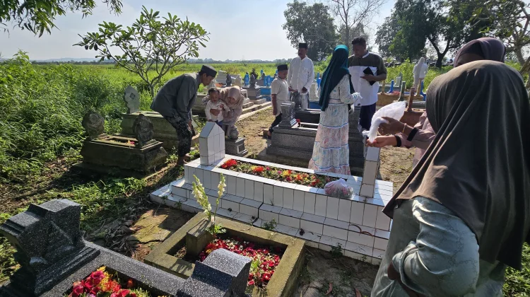 Warga Sumenep Padati Pemakaman Dinding Buta Lakukan Tradisi Ziarah Kubur