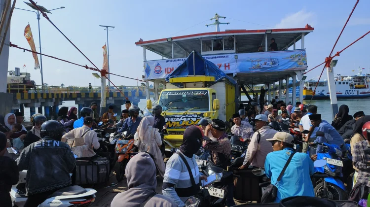 H+3 Lebaran Penyeberangan Kalianget Talango Masih Ramai