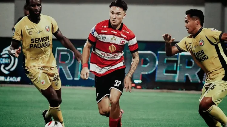 Jasey Wehrmann Berikan Jersey Debut di Madura United Kepada Sang Ayah