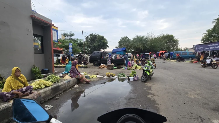 Pedagang Kulit Ketupat Musiman Mulai Memadati Pasar Anom Baru Sumenep