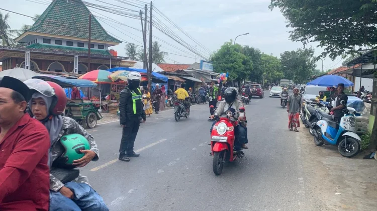Satlantas Sumenep Amankan Arus Mudik Pasar Tumpah Prenduan