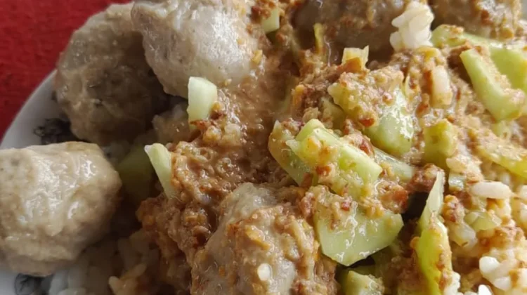 Rujak Pentol Jadi Tren Kuliner Jalanan