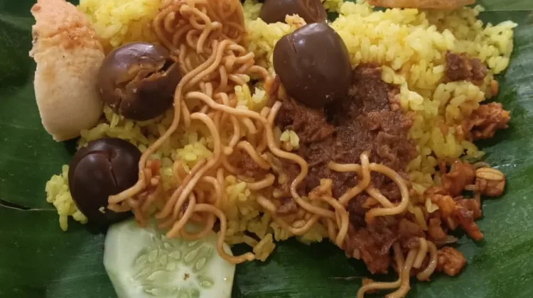 Nasi Kuning Bungkus Daun Pisang Tetap Jadi Favorit Masyarakat