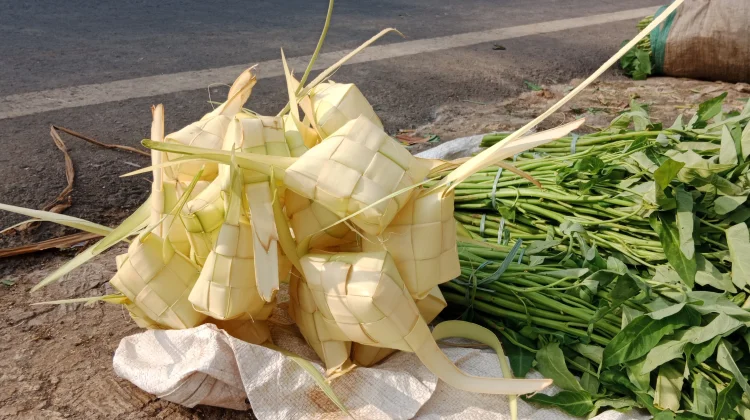 Ketupat Berselongsong Daun Siwalan, Aromanya Lebih Menggoda