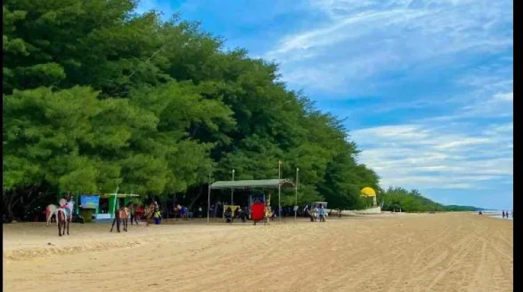 Rekomendasi Tempat Seru Rayakan Hari Raya Ketupat di Pantai Lombang