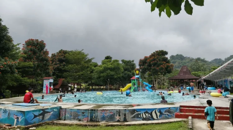 Seru dan Menyehatkan, Wisata Kolam Renang Estetik Tak Pernah Sepi di Hari Libur
