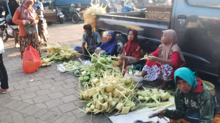 H-1 Lebaran Ketupat, Warga Sumenep Buru Kulit Ketupat di Pasar Anom