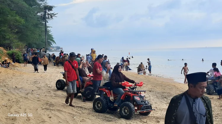 Lebaran Ketupat, Pantai Slopeng Dipadati Pengunjung