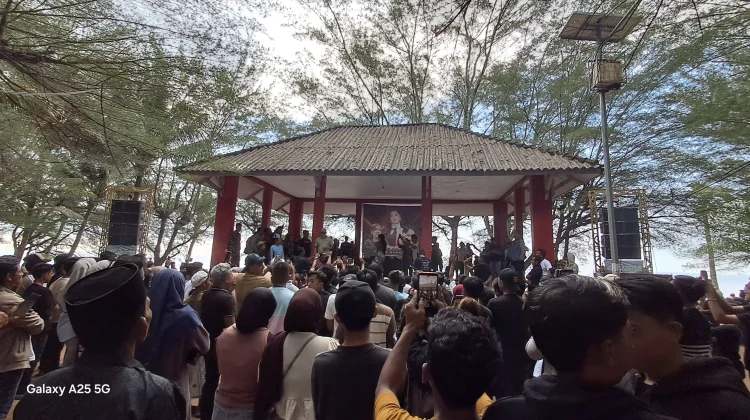 Pantai Slopeng Hadirkan Musik Hibur Wisatawan
