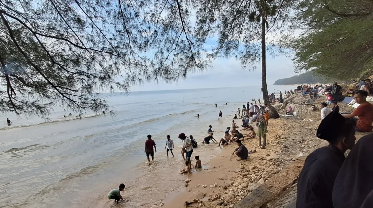 Anak-Anak Bahagia Berenang di Pantai Slopeng