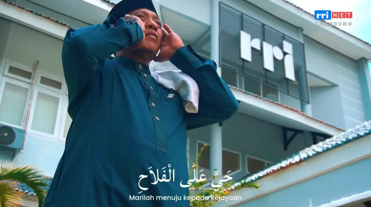 Hukum Memanjangkan Bacaan “Asholaatu Khairum Minan Nauum” di Azan Subuh