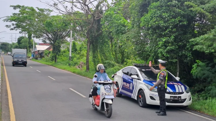 Satlantas Sumenep Patroli Titik Rawan Laka di Desa Patean