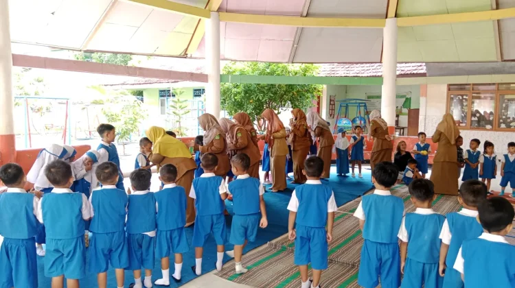 Tradisi Tukar Kue Warnai Hari Pertama Sekolah