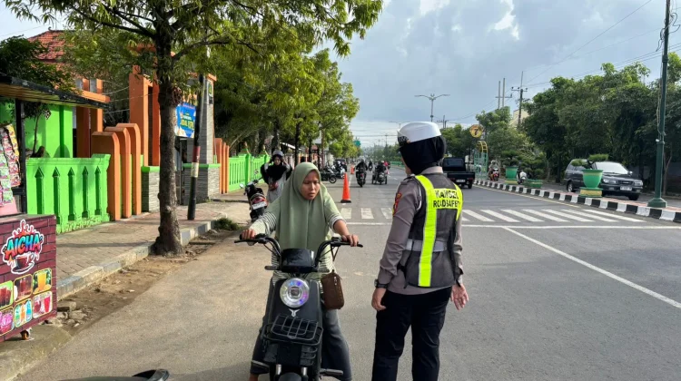 Polantas Sumenep Sapa Warga Pasar Anom Satlantas Sumenep Edukasi Tertib Lalu