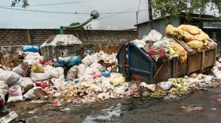 Pengunjung Pasar Keluhkan Tumpukan Sampah
