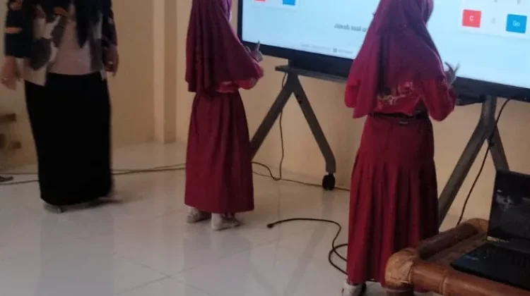 Siswa SDN Bukabu Antosias Belajar Dengan Teknologi Interaktif Pasca Libur