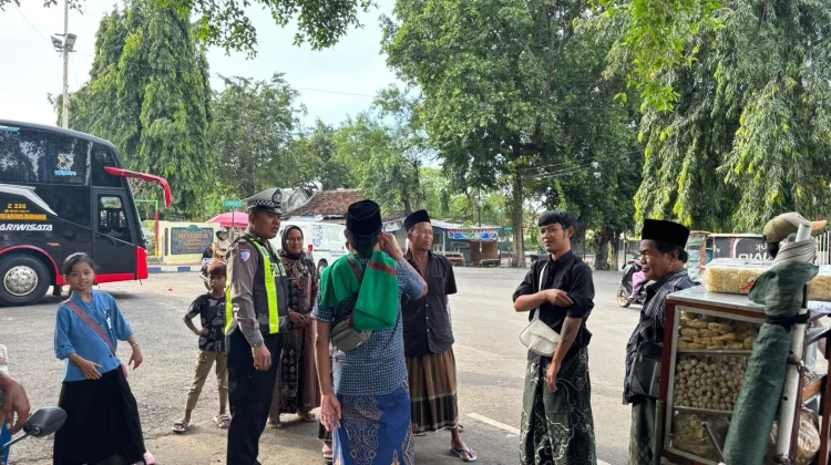 Satlantas Sumenep Sapa Masyarakat di Taman Bunga