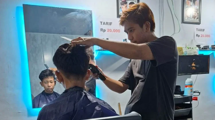 Usaha Cukur Rambut Sederhana Mampu Cukupi Kebutuhan Keluarga